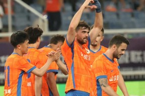 包含山东泰山训练开放日，国际比赛日手感冰凉引欢呼，英超在即，赛季目标并未改变的词条